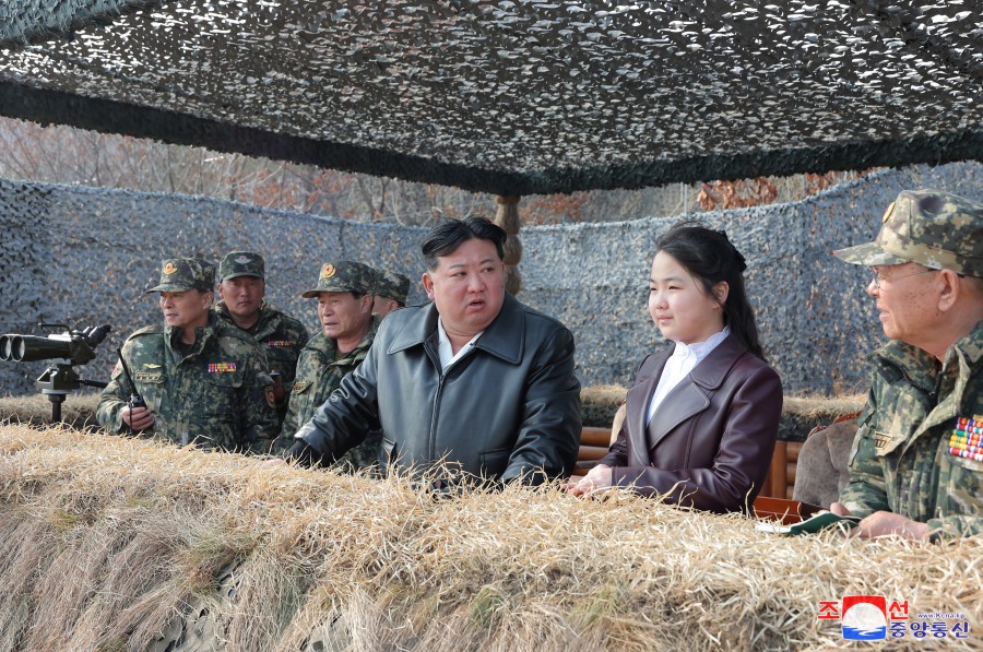 Estimado compañero Kim Jong Un dirige entrenamiento de las unidades de infantería paracaidista del EPC