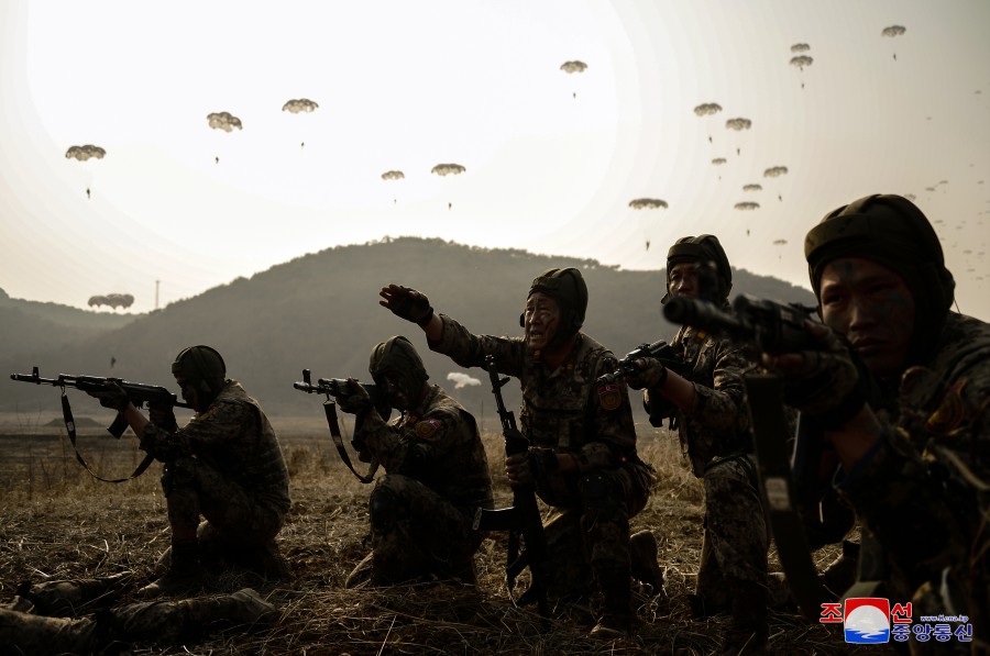 Estimado compañero Kim Jong Un dirige entrenamiento de las unidades de infantería paracaidista del EPC