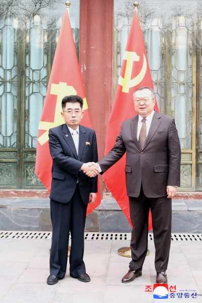 朝鲜劳动党中央委员会国际部长和中共中央对外联络部长举行会谈