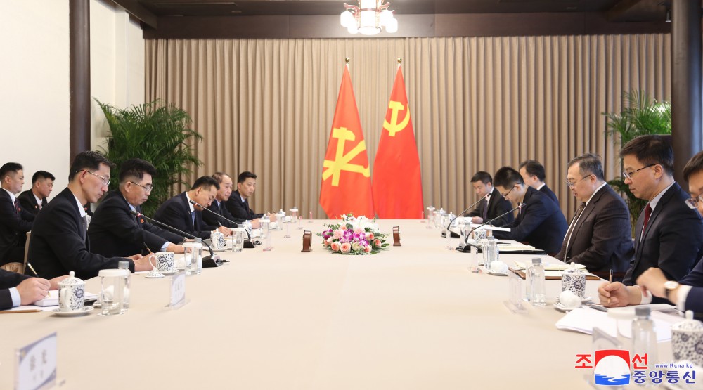 朝鲜劳动党中央委员会国际部长和中共中央对外联络部长举行会谈