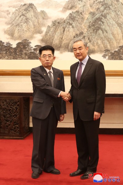 조선로동당대표단 단장이 중국공산당 중앙외사사업위원회 판공실 주임을 만났다