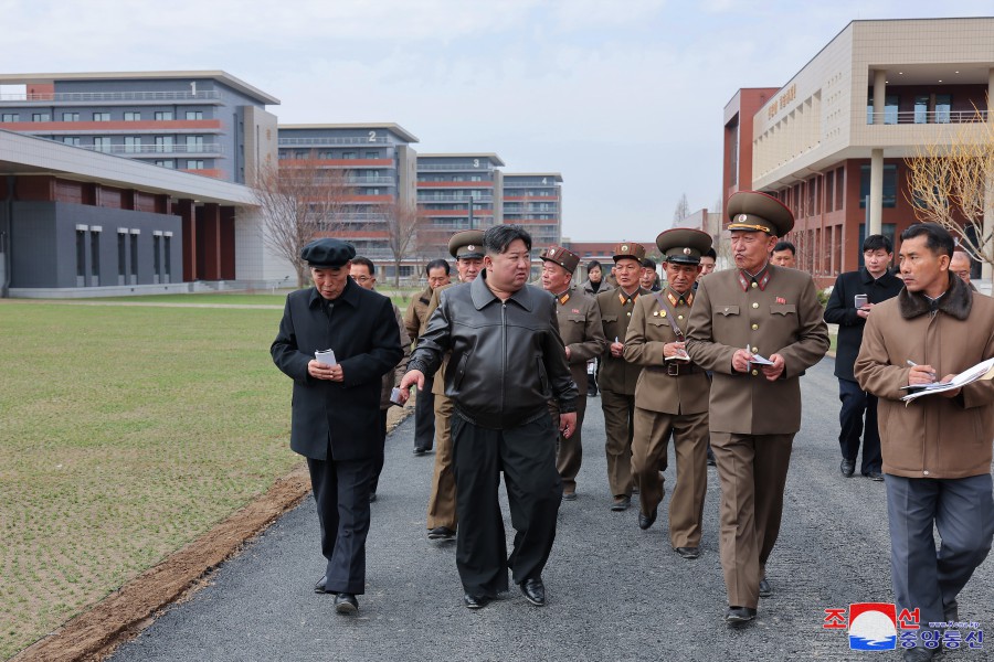 敬爱的金正恩同志视察朝鲜劳动党中央干部学校建设工地