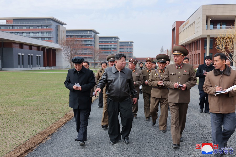 金正恩総書記が朝鮮労働党中央幹部学校の建設場を現地指導