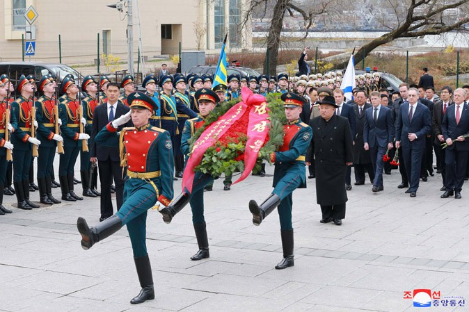 Máximo Dirigente Kim Jong Un deposita ofrenda floral ante el Monumento a la Gloria Militar