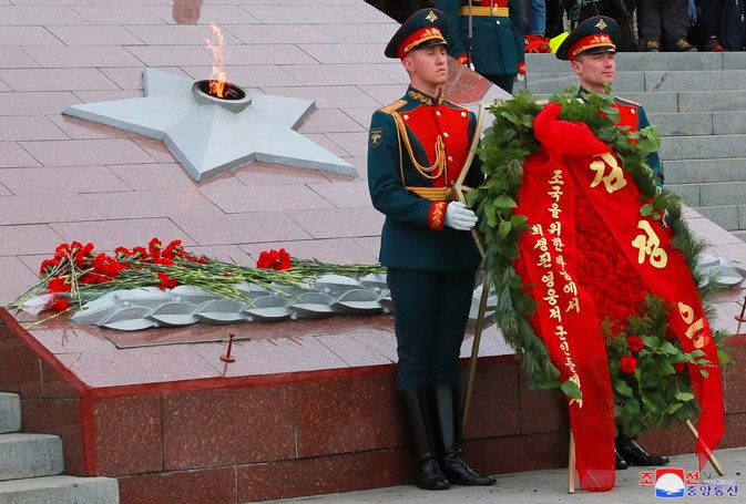 Máximo Dirigente Kim Jong Un deposita ofrenda floral ante el Monumento a la Gloria Militar