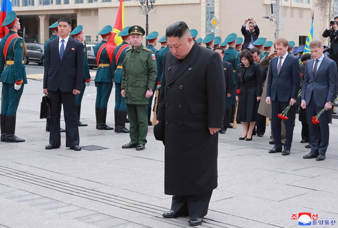 金正恩同志向太平洋舰队战斗光荣纪念碑献花