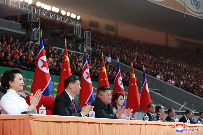 경애하는 최고령도자 김정은동지께서 습근평동지와 함께 대집단체조와 예술공연 《불패의 사회주의》를 관람하시였다