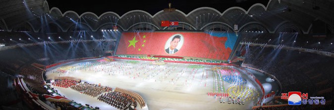 경애하는 최고령도자 김정은동지께서 습근평동지와 함께 대집단체조와 예술공연 《불패의 사회주의》를 관람하시였다