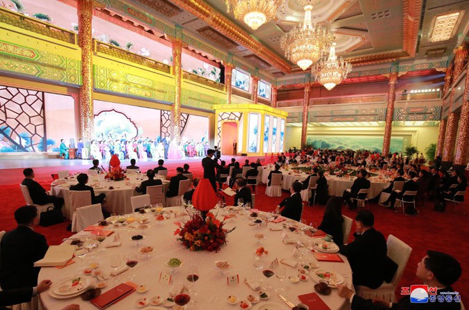 Xi Jinping Hosts Banquet for Kim Jong Un