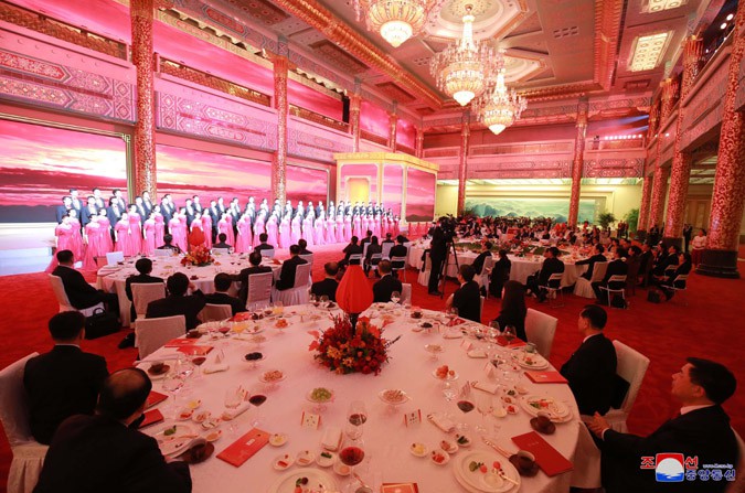 Xi Jinping Hosts Banquet for Kim Jong Un