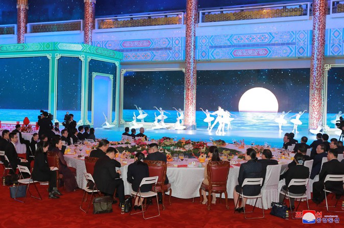 Xi Jinping Hosts Banquet for Kim Jong Un