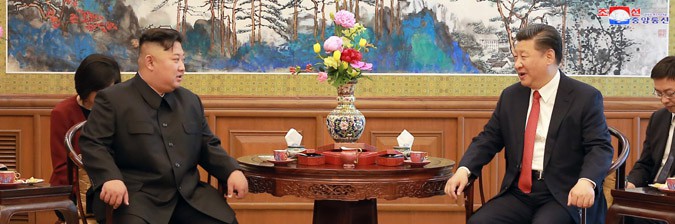 조선로동당 위원장이시며 조선민주주의인민공화국 국무위원회 위원장이신 우리 당과 국가,군대의 최고령도자 김정은동지께서 중화인민공화국을 방문