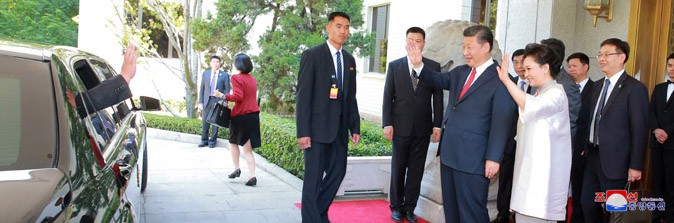 조선로동당 위원장이시며 조선민주주의인민공화국 국무위원회 위원장이신 우리 당과 국가,군대의 최고령도자 김정은동지께서 중화인민공화국을 방문