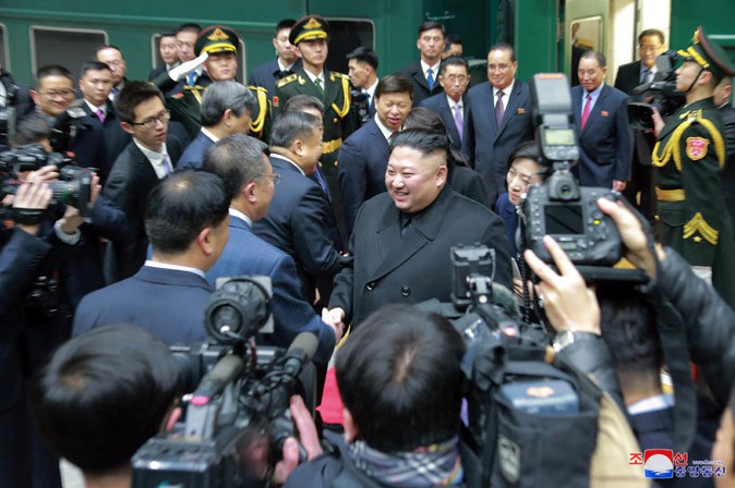 조선로동당 위원장이시며 조선민주주의인민공화국 국무위원회 위원장이신 우리 당과 국가,군대의 최고령도자 김정은동지께서 중화인민공화국을 방문하시였다
