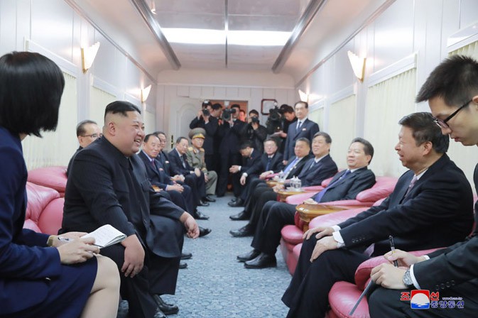 조선로동당 위원장이시며 조선민주주의인민공화국 국무위원회 위원장이신 우리 당과 국가,군대의 최고령도자 김정은동지께서 중화인민공화국을 방문하시였다