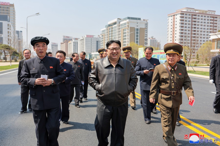 Estimado compañero Kim Jong Un visita el campo de construcción de viviendas en la zona de Hwasong en vísperas de conclusión