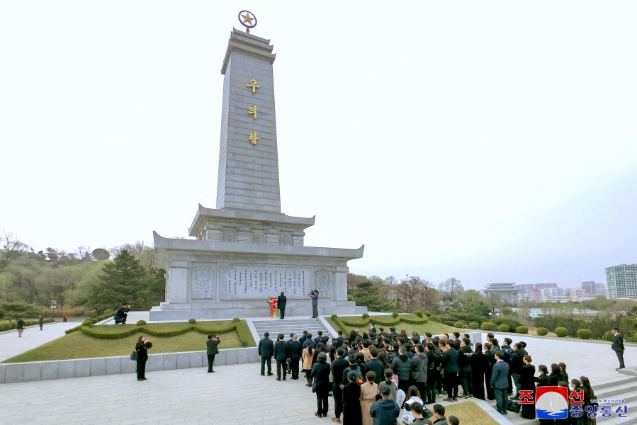 中国芸術団が友誼塔に献花