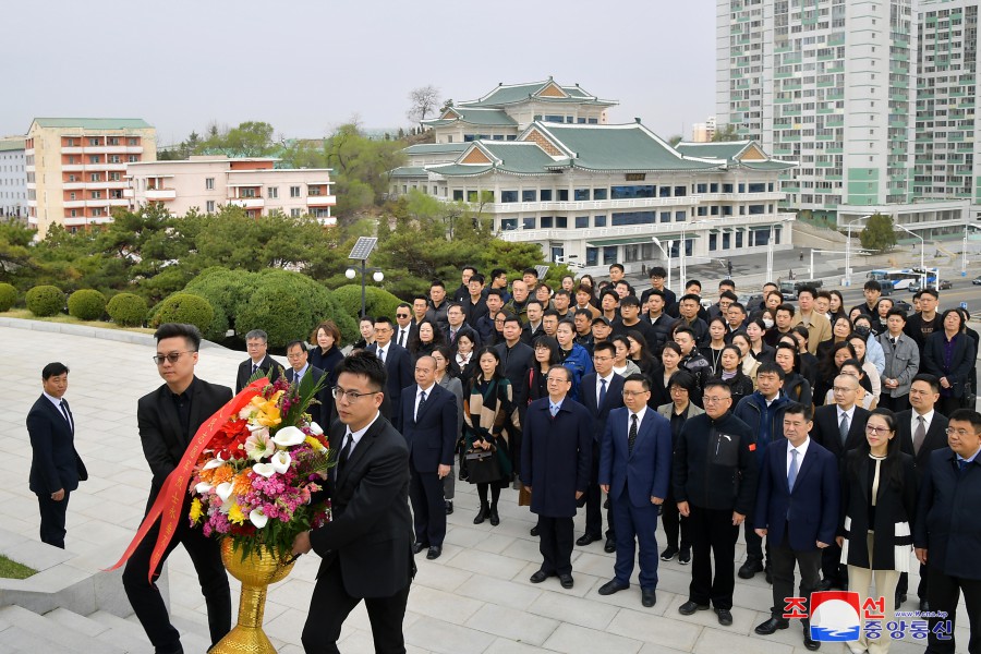 中国芸術団が友誼塔に献花