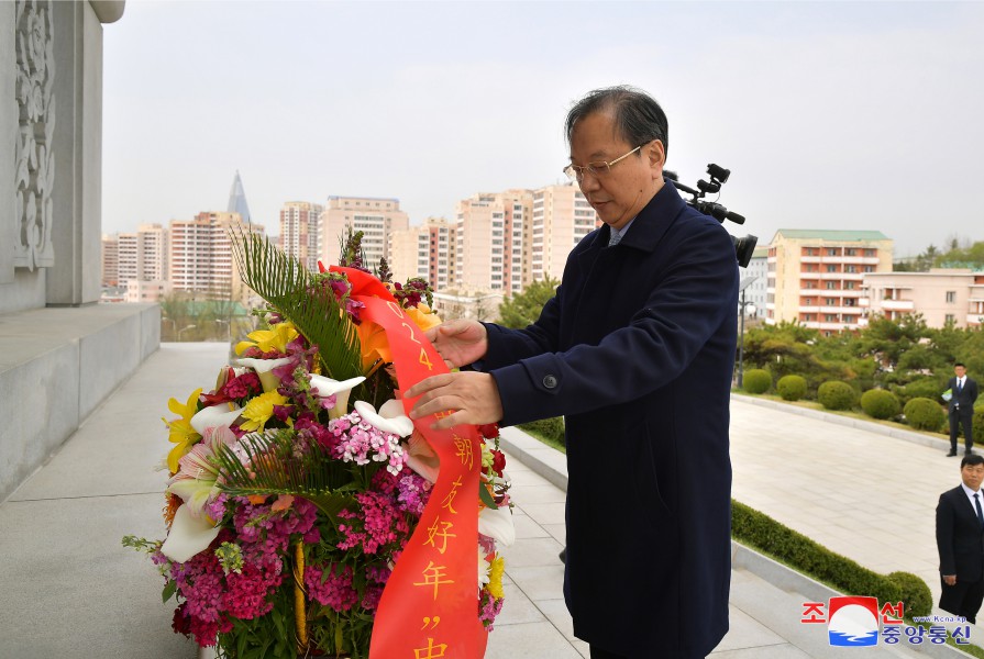 中国芸術団が友誼塔に献花