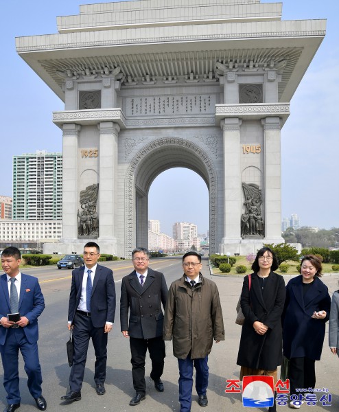 中国芸術団が平壌市の各所を参観