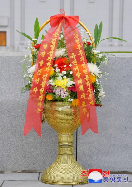 Foreigners Pay Floral Tribute to Statues of Great Leaders