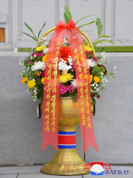 Foreigners Pay Floral Tribute to Statues of Great Leaders