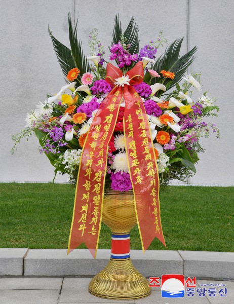 Foreigners Pay Floral Tribute to Statues of Great Leaders