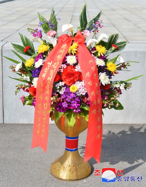 Floral Baskets to Statues of Great Leaders from Overseas Koreans