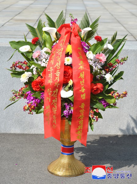 Floral Baskets to Statues of Great Leaders from Overseas Koreans