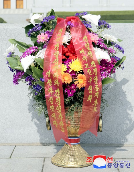 Floral Baskets to Statues of Great Leaders from Abroad