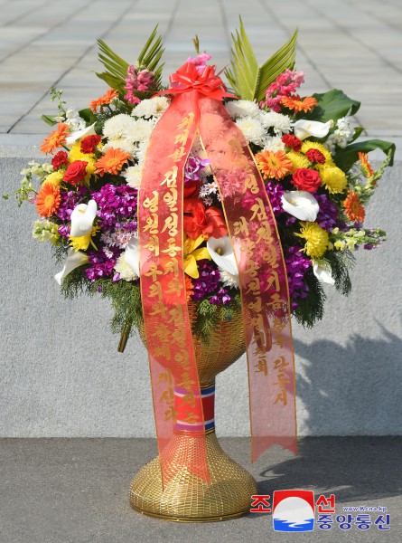 Floral Baskets to Statues of Great Leaders from Abroad