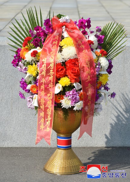 Floral Baskets to Statues of Great Leaders from Abroad