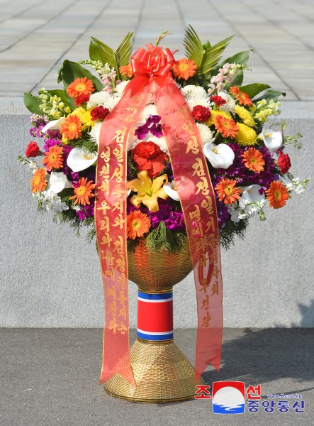 Floral Baskets to Statues of Great Leaders from Abroad