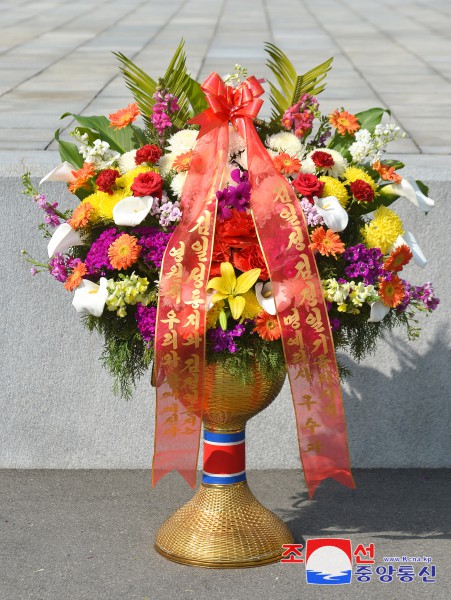 Floral Baskets to Statues of Great Leaders from Abroad