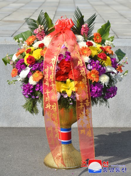 Floral Baskets to Statues of Great Leaders from Abroad