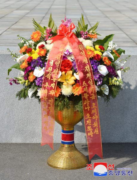 Floral Baskets to Statues of Great Leaders from Abroad