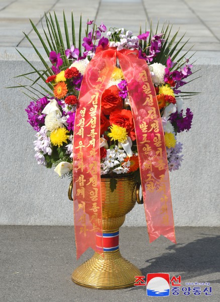 Floral Baskets to Statues of Great Leaders from Abroad