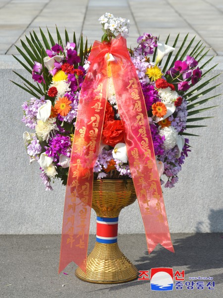 Floral Baskets to Statues of Great Leaders from Abroad