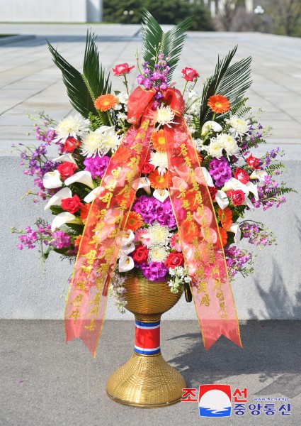 Floral Baskets to Statues of Great Leaders from Abroad