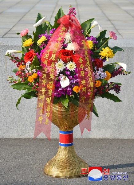 Floral Baskets to Statues of Great Leaders from Abroad