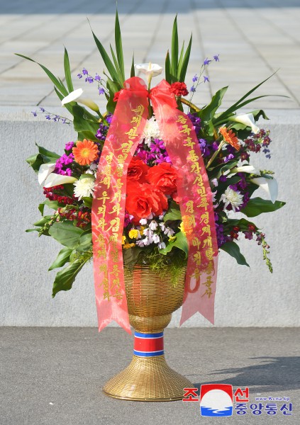 Floral Baskets to Statues of Great Leaders from Abroad