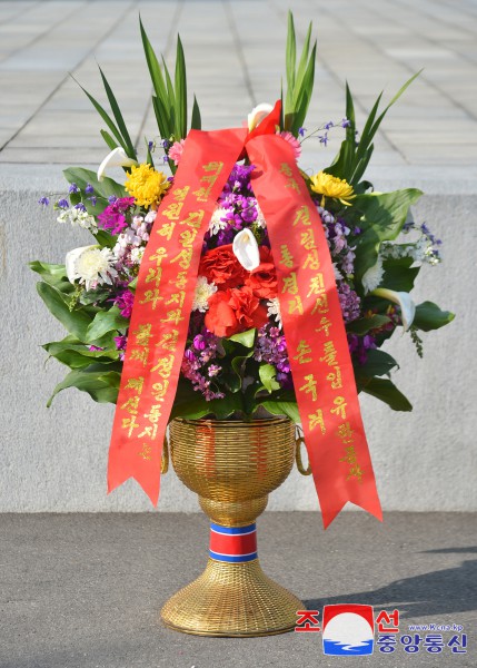 Floral Baskets to Statues of Great Leaders from Abroad