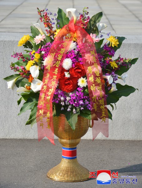 Floral Baskets to Statues of Great Leaders from Abroad