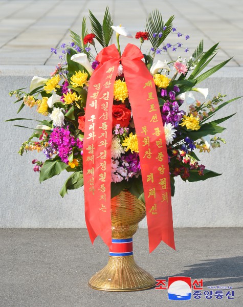 위대한 수령 김일성동지와 위대한 령도자 김정일동지의 동상에 외국의 단체,인사,해외동포들이 꽃바구니를 보내여왔다