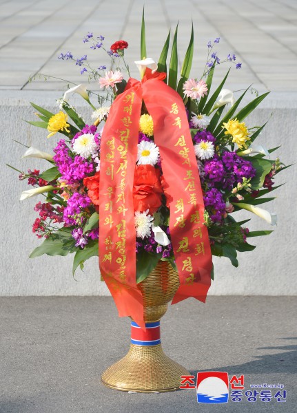 위대한 수령 김일성동지와 위대한 령도자 김정일동지의 동상에 외국의 단체,인사,해외동포들이 꽃바구니를 보내여왔다