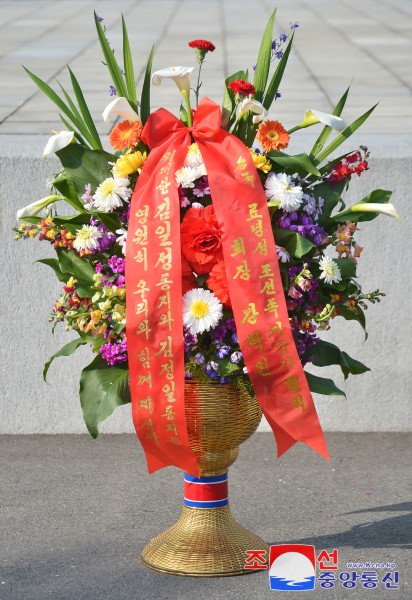 Floral Baskets to Statues of Great Leaders from Abroad