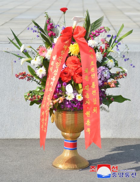 Floral Baskets to Statues of Great Leaders from Abroad