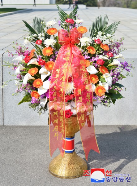 Floral Baskets to Statues of Great Leaders from Abroad