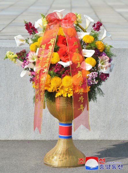 Floral Baskets to Statues of Great Leaders from Abroad