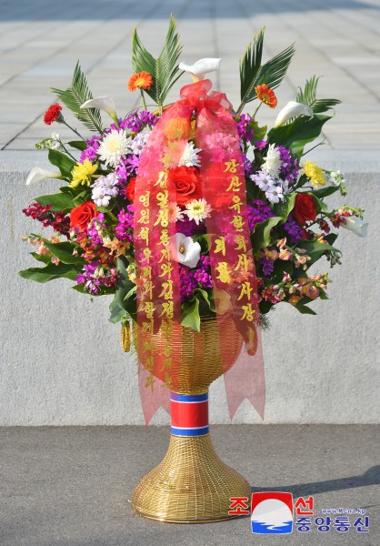 Floral Baskets to Statues of Great Leaders from Abroad